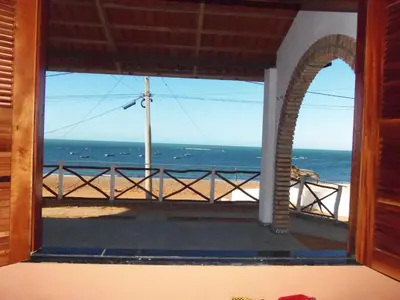 Uma vista do mar geral ou uma vista do mar a partir do apartamento