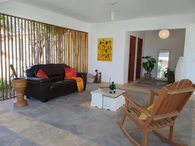 Uma área de estar em Vila Saguaro