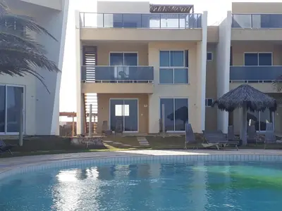 A piscina em ou perto de Vilas na Praia Residence Canoa Quebrada CE Apartamento PÉ NA AREIA superior com 2 suítes, vista para a Praia e Dunas e com privacidade total