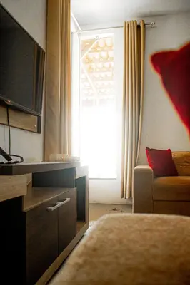 Uma televisão e/ou sistema de entretenimento em Casa perto da Praia Canto da Barra em Fortim CE