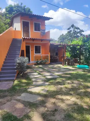 Um jardim no exterior de Aconchego do Áureo