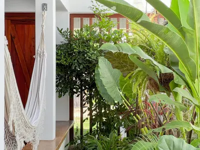 Um jardim no exterior de Casa Janela da Lua