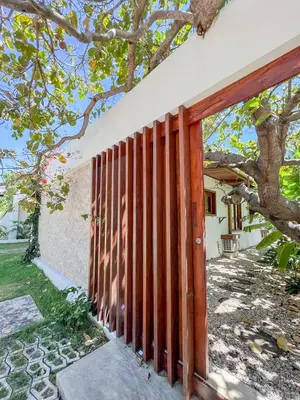 Um jardim no exterior de Casa Janela da Lua