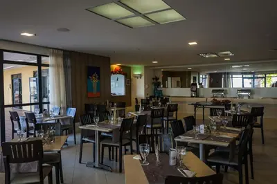 Um restaurante ou outro lugar para comer em IATE PLAZA HOTEL 402