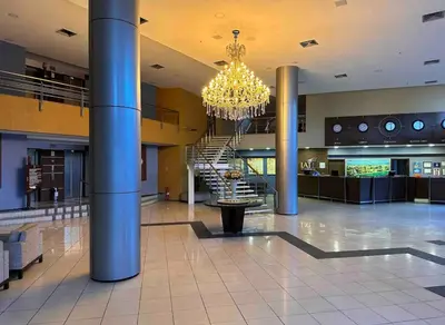 Um restaurante ou outro lugar para comer em IATE PLAZA HOTEL 402