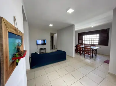 Uma televisão e/ou sistema de entretenimento em casa brisa do mar