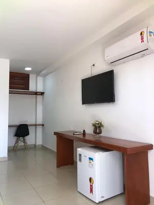 Uma televisão e/ou sistema de entretenimento em Suítes Flecheiras