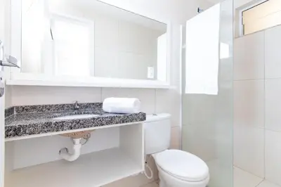 Uma casa de banho em Beach Townhouses #C06 - Com Jacuzzi por Carpediem
