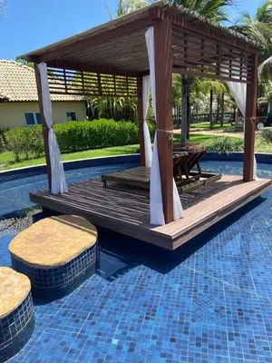 Um jardim no exterior de Conforto e Lazer no Golf Ville Resort Alto Padrão