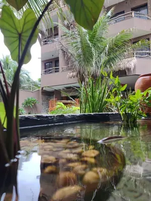 Um jardim no exterior de Maly Boutique Hotel