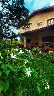 Um jardim no exterior de Sítio São Gerardo - Aconchegante casa no campo.