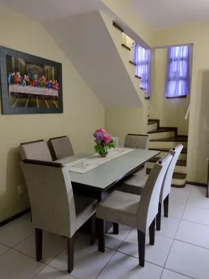 Uma área de estar em Chalé para temporada no Centro de Guaramiranga