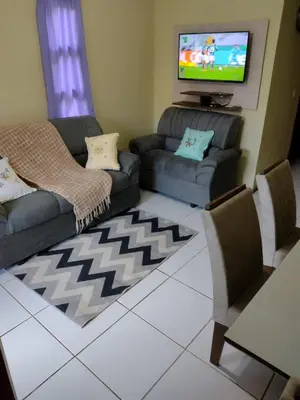 Uma área de estar em Chalé para temporada no Centro de Guaramiranga