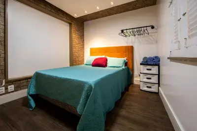 Uma cama ou camas num quarto em Apto climatizado na Praia de Iracema, 3 min da praia