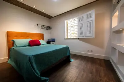 Uma cama ou camas num quarto em Apto climatizado na Praia de Iracema, 3 min da praia