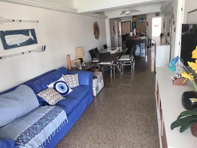 Uma área de estar em Apartamento Aquaville Pé na areia e Água coco
