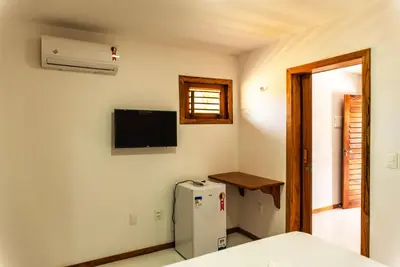 Uma televisão e/ou sistema de entretenimento em Flat confortável na Praia Pontal de Maceio CE