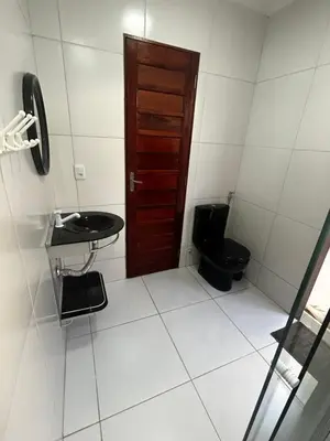 Uma casa de banho em Porto das Dunas Casa Temporada Estilo e Conforto 2
