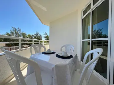 Uma varanda ou terraço em TOP 2 QUARTOS em Condominio- PISCINA, CHURRASQUEIRA, ESTACIONAMENTO, PARQUINHO INFANTIL, Wi-Fi e home office, Ar Condicionado, SmarTV e Cozinha Completa I 800m da praia e parque aquatico CE