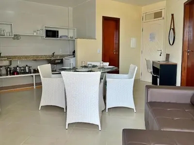 A cozinha ou kitchenette de TOP 2 QUARTOS em Condominio- PISCINA, CHURRASQUEIRA, ESTACIONAMENTO, PARQUINHO INFANTIL, Wi-Fi e home office, Ar Condicionado, SmarTV e Cozinha Completa I 800m da praia e parque aquatico CE