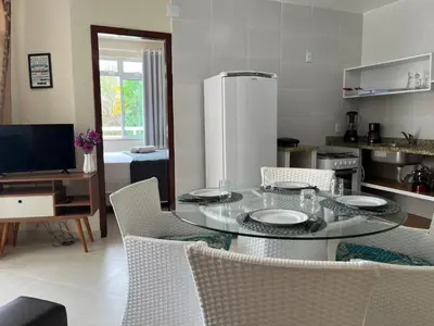A cozinha ou kitchenette de TOP 2 QUARTOS em Condominio- PISCINA, CHURRASQUEIRA, ESTACIONAMENTO, PARQUINHO INFANTIL, Wi-Fi e home office, Ar Condicionado, SmarTV e Cozinha Completa I 800m da praia e parque aquatico CE