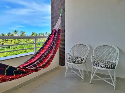 Uma varanda ou terraço em 2 QUARTOS em CONDOMÍNIO TRANQUILO com PISCINA Estacionamento coberto – PARQUINHO para CRIANCAS - Cozinha Completa, VENTILADO, nascente, AR CONDICIONADO – 800m da praia do PORTO DAS DUNAS e BEACH PARQUE - Ceará