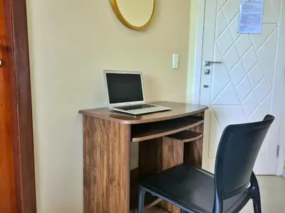 A planta de 2 QUARTOS em CONDOMÍNIO TRANQUILO com PISCINA Estacionamento coberto – PARQUINHO para CRIANCAS - Cozinha Completa, VENTILADO, nascente, AR CONDICIONADO – 800m da praia do PORTO DAS DUNAS e BEACH PARQUE - Ceará
