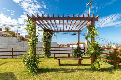 Um jardim no exterior de Beach Townhouses #106 - Conforto por Carpediem