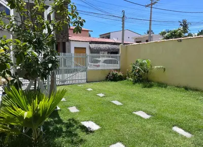 Um jardim no exterior de Encanto do Sol Hospedagem