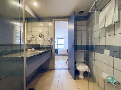 Uma casa de banho em Iate Plaza by Holiday Stays