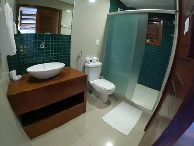 Uma casa de banho em Hotel Vila Marola