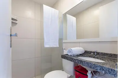 Uma casa de banho em Beach Townhouses #C12 - Tríplex por Carpediem