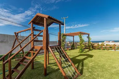 A área de jogos para crianças em Beach Townhouses #C10 - Conforto por Carpediem