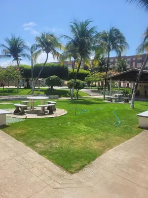 Um jardim no exterior de MB07101 - Morro Branco - Térreo - 3 quartos - 2 suites - churrasqueira