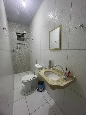 Uma casa de banho em Kitnet mobiliado, confortável e bem localizado.