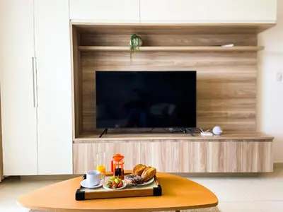 Uma televisão e/ou sistema de entretenimento em Apto com vista para o mar próximo ao Beach Park