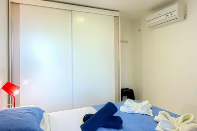 Uma cama ou camas num quarto em Breezes #404 - Apto com Jacuzzi by carpediem