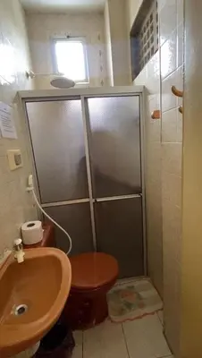 Uma casa de banho em Apartamento Aluguel Morro Branco.