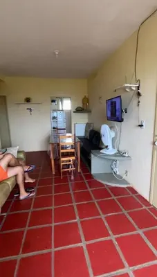 Uma televisão e/ou sistema de entretenimento em Apartamento Aluguel Morro Branco.