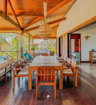 Uma área de estar em Villa Guaiuba linda casa com piscina e vista por mar !