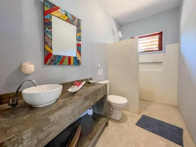 Uma casa de banho em Casa super charmosa com piscina em Icaraizinho!