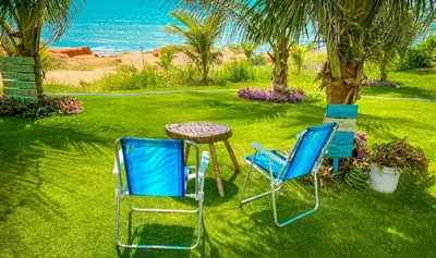 Um jardim no exterior de Raio de Sol Residence