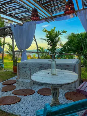 Um jardim no exterior de Raio de Sol Residence