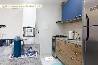 A cozinha ou kitchenette de Apartamento gigante VG Sun Cumbuco por Tactu