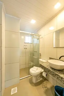 Uma casa de banho em Antiquus ApartHotel