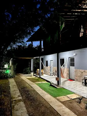 Um jardim no exterior de Capitólio 05 Hospedagem em Canoa Quebrada Ce