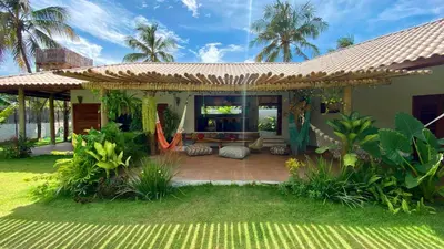 Um jardim no exterior de Casa Boa onda - Icaraizinho