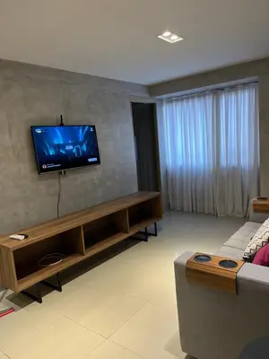 Uma televisão e/ou sistema de entretenimento em Lindo apartamento a poucos passos da praia. Vem Fortalezear!