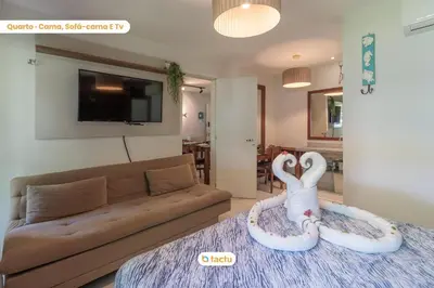Uma televisão e/ou sistema de entretenimento em Térreo frente mar e espaçoso VG Sun Cumbuco