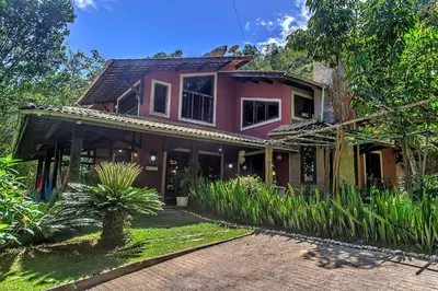 Um jardim no exterior de Chalé Rústico na Serra de Mulungu by CDH